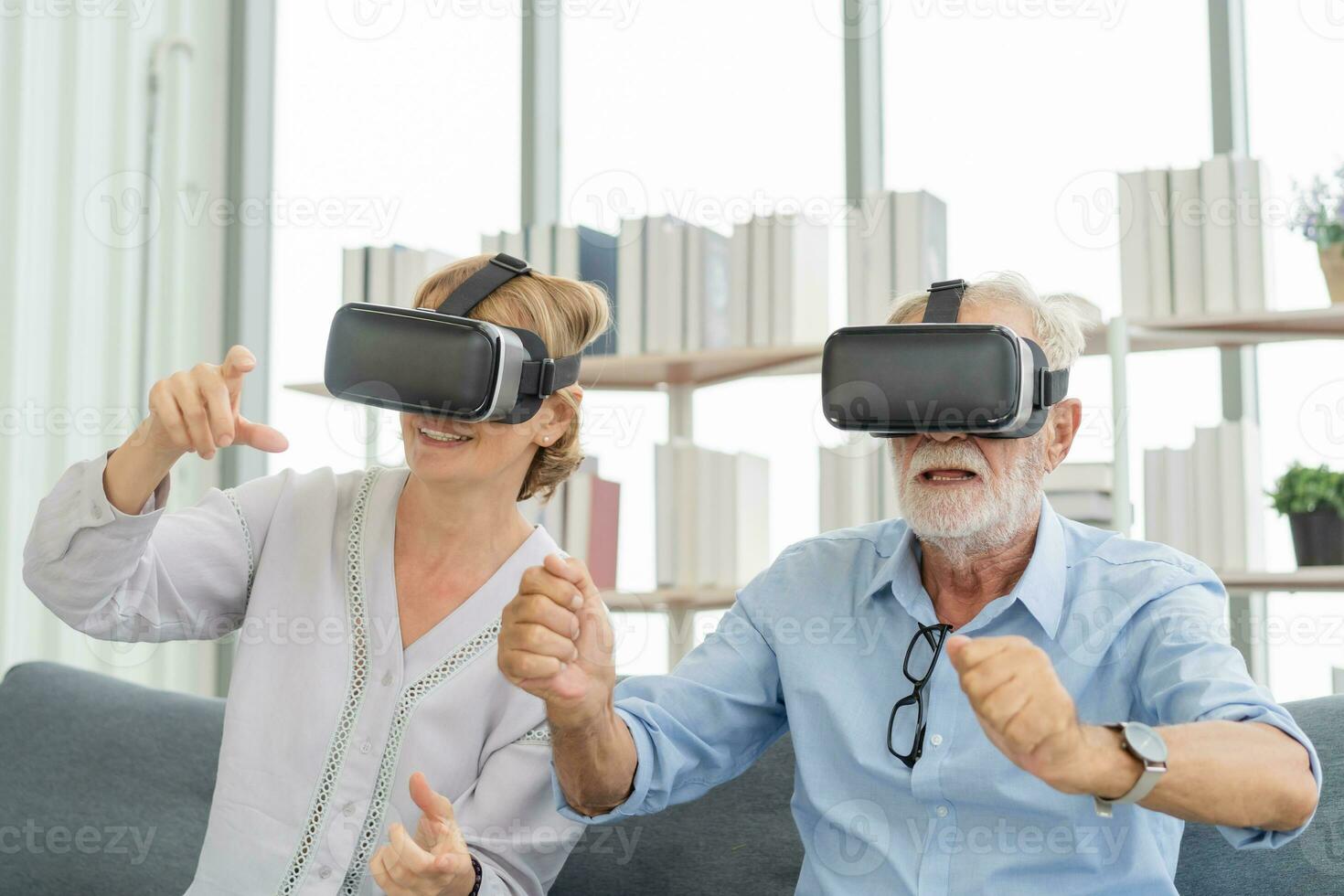 contento mayor pareja, mayor familia, caucásicos maduro, adulto amante y retirado hombre, mujer vistiendo vr auriculares o visual realidad gafas de protección, artilugio, jugar vídeo juego de simulador futurista de tecnología foto