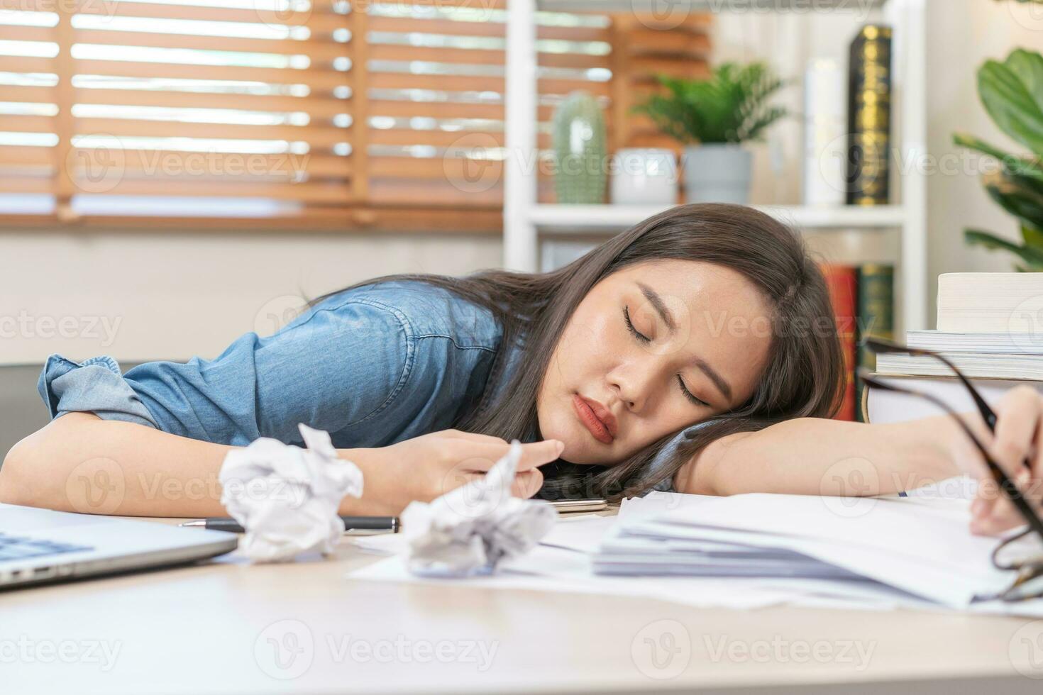 exhausto, estresado asiático joven negocio mujer laboral, tomó apagado ojo presion anteojos, descanso siesta, dormir en escritorio después trabajo difícil mientras utilizar ordenador portátil computadora, oficina síndrome. tiempo extraordinario trabajo, cansado gente. foto