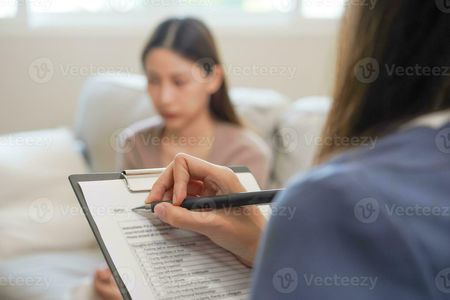 psicología, depresión. triste, sufrimiento asiático joven mujer consultante con psicólogo, psiquiatra mientras paciente asesoramiento mental con médico mujer tomando notas a clínica. alentador, terapia. foto