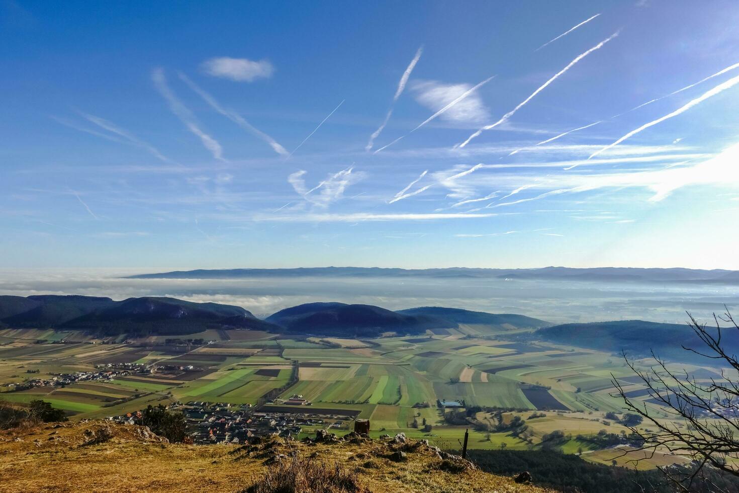 maravilloso ver a denso niebla a el horizonte con azul cielo y Brillo Solar foto