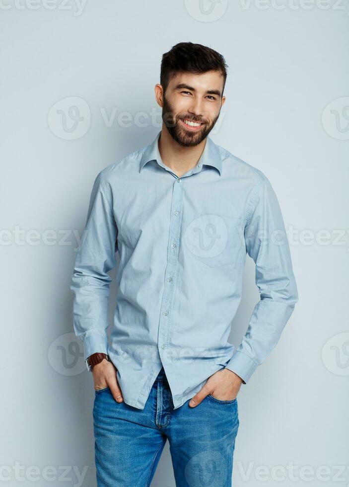 un joven barbado hombre sonriente foto