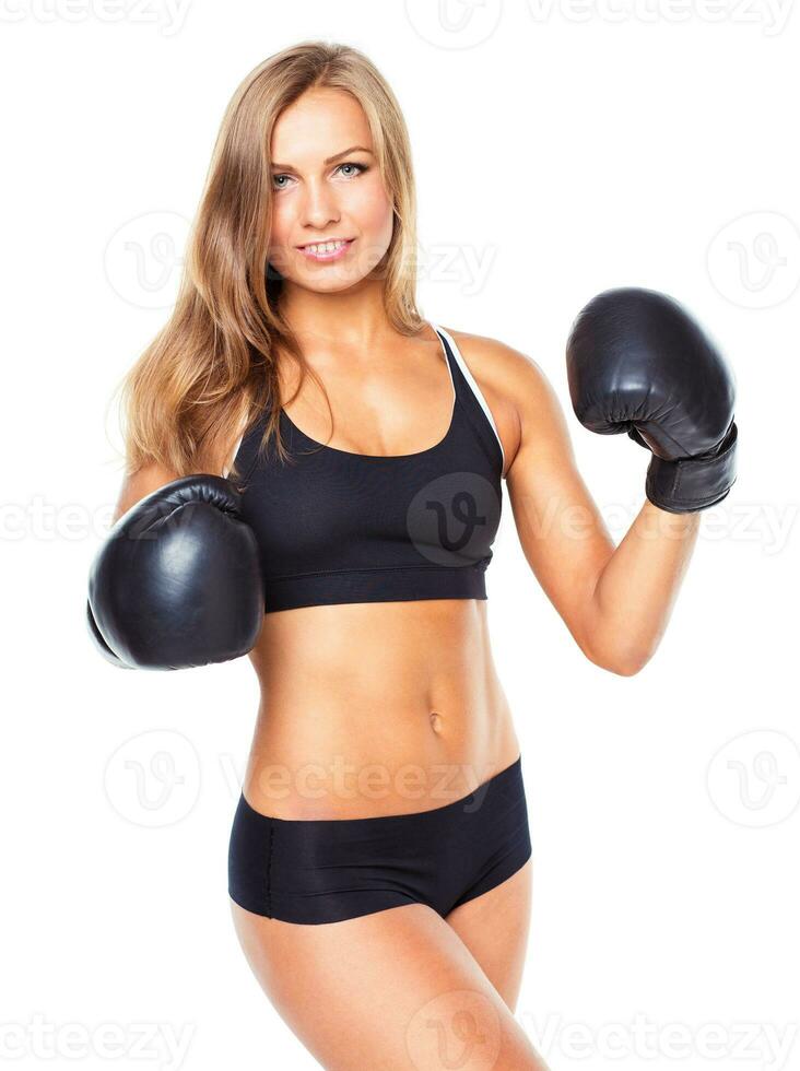 Joven atlética en guantes de boxeo sobre un blanco foto