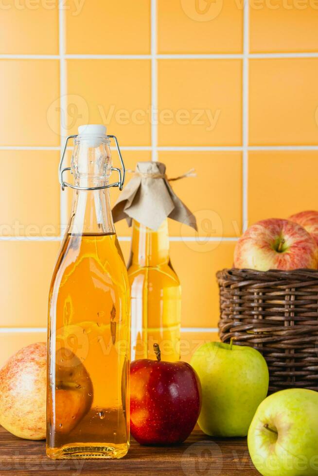 manzana jugo en botellas en un de madera mesa foto