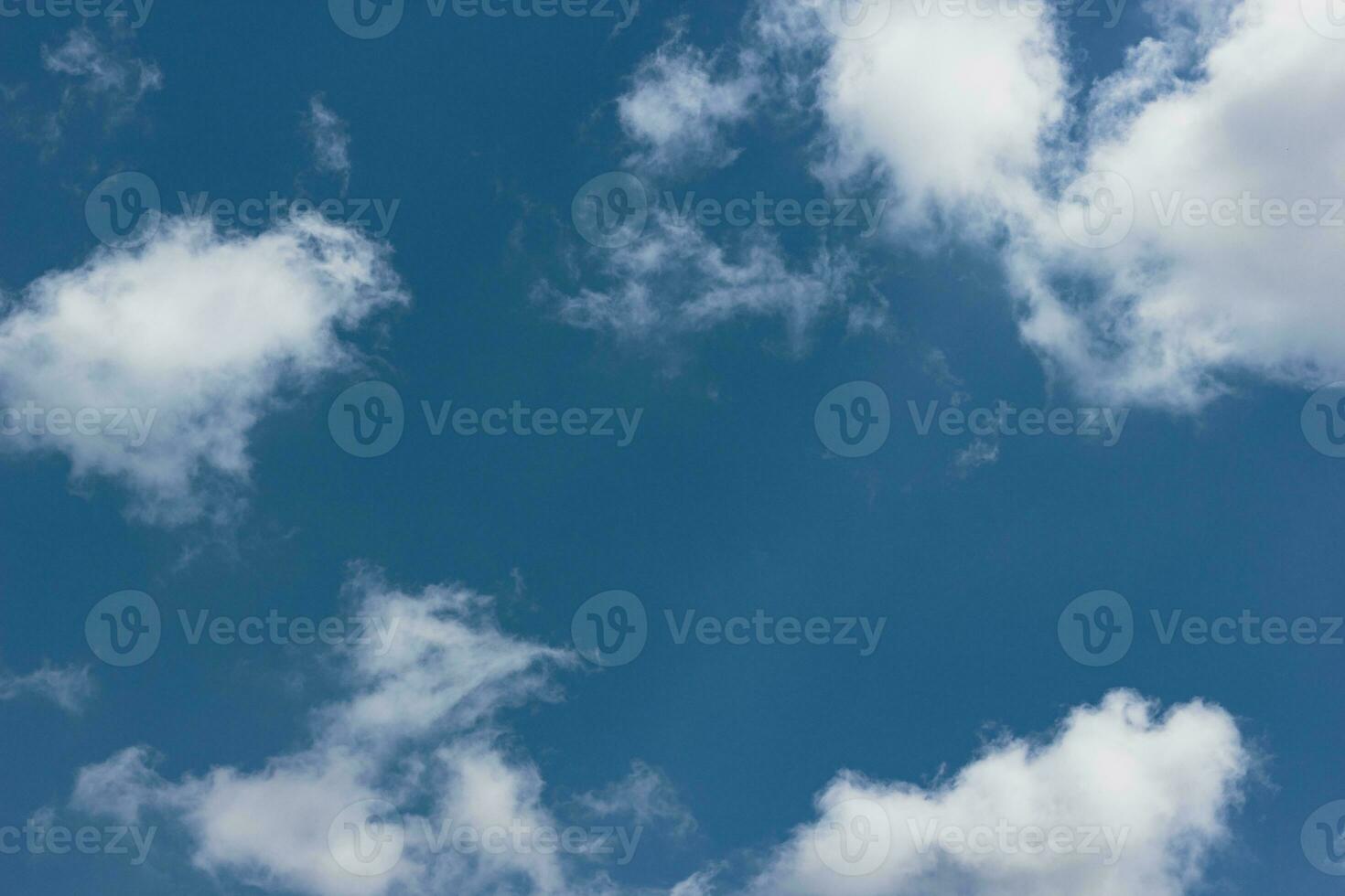 azul cielo con nubes naturaleza antecedentes. foto