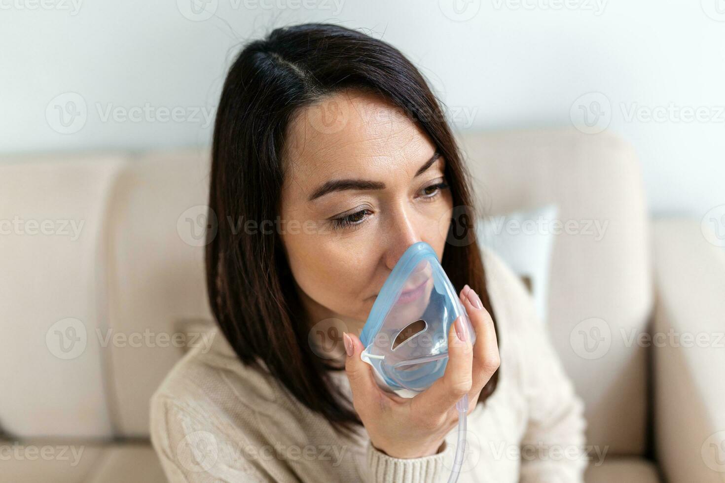 enfermo asiático mujer haciendo inhalación, medicina es el mejor medicamento. enfermo mujer vistiendo un oxígeno máscara y pasando tratamiento para COVID-19. mujer con un inhalador foto