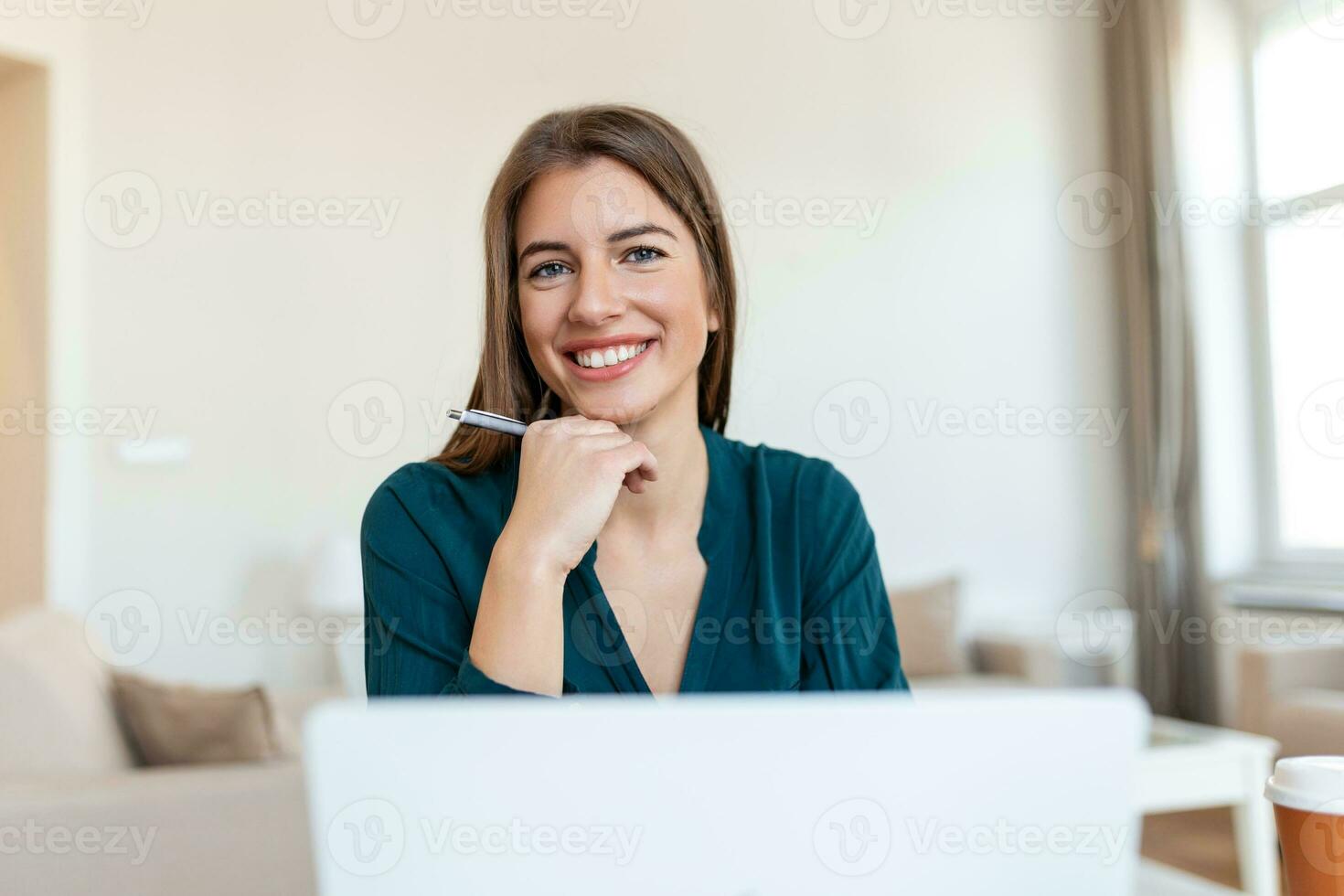 alegre mujer vestir auriculares risa utilizando ordenador portátil vídeo corriente conferencia llamada enseñar en línea, contento mujer estudiante jugador tutor tener divertido reloj seminario web web leva educación entretenimiento concepto foto