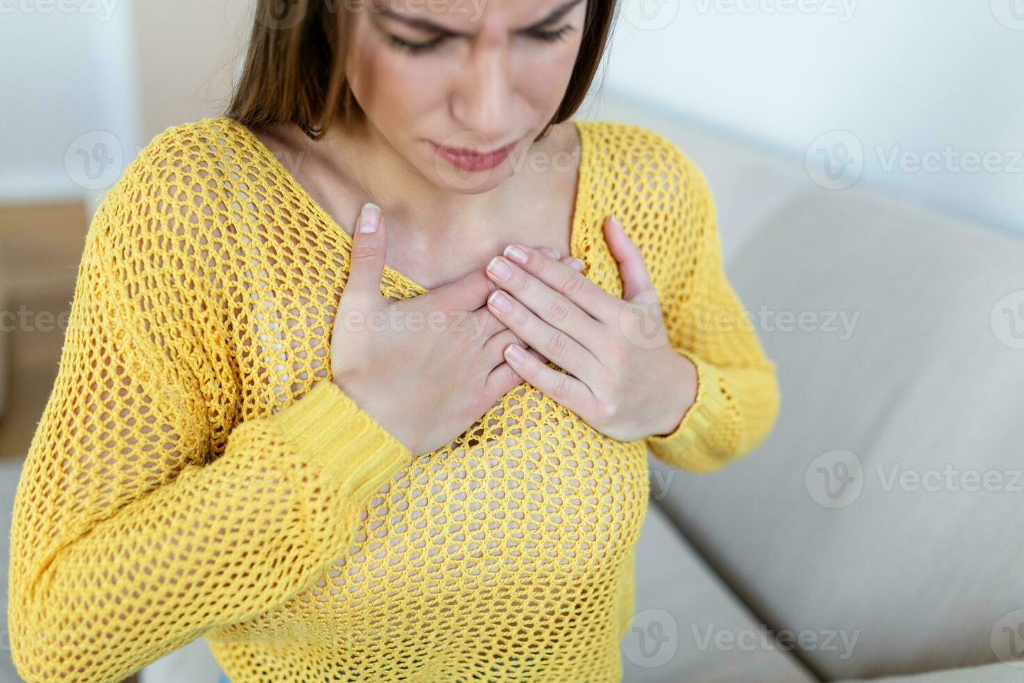 joven mujer teniendo dolor torácico agudo dolor, posible corazón ataque.efecto de estrés y insalubre estilo de vida concepto. foto