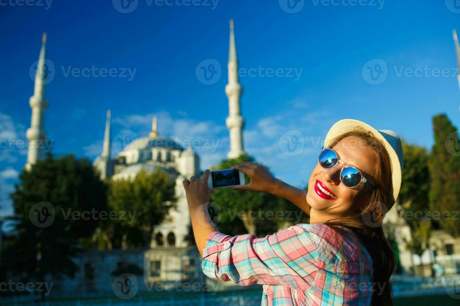 niña haciendo foto por el teléfono inteligente cerca el azul mezquita, Estanbul. Turquía