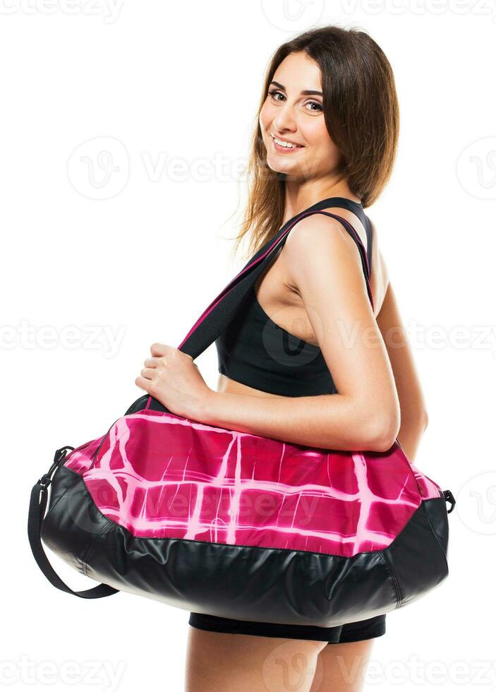 retrato de atractivo caucásico sonriente mujer con Deportes bolso aislado en blanco foto