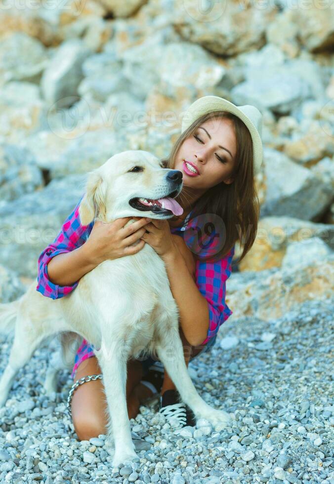 mujer con un perro en un caminar en el playa foto