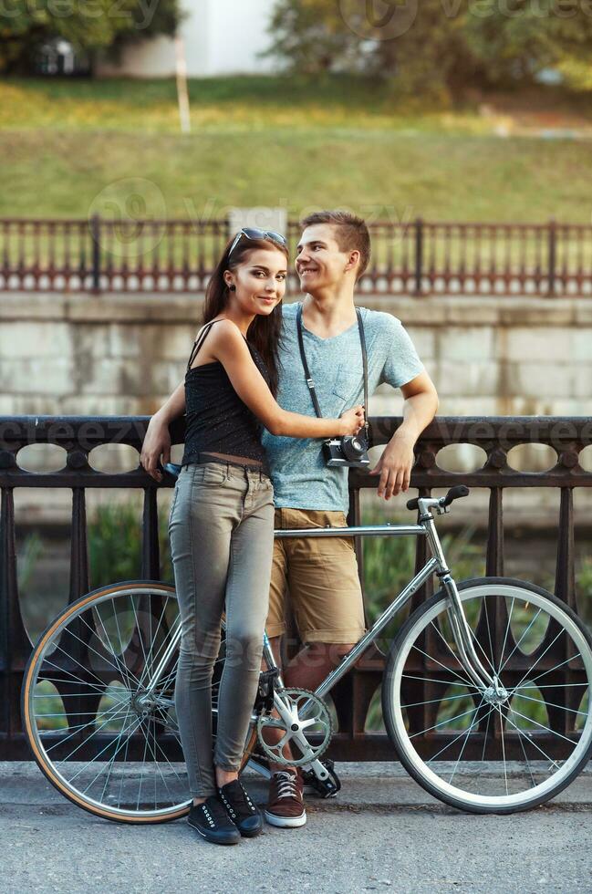 contento Pareja - hombre y mujer con bicicleta en el parque al aire libre foto