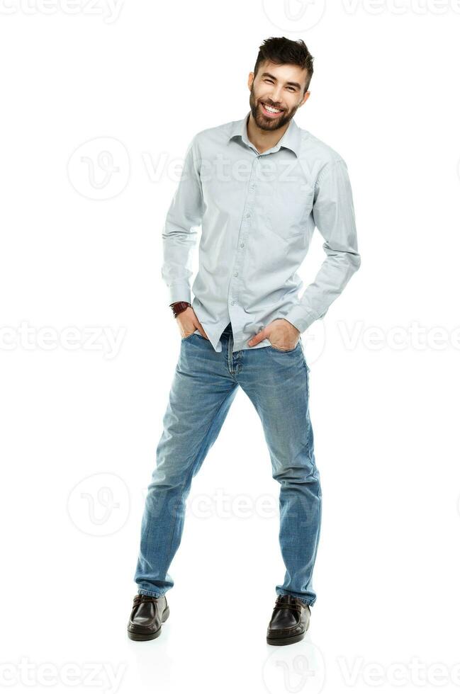 un joven barbado hombre sonriente aislado en blanco foto