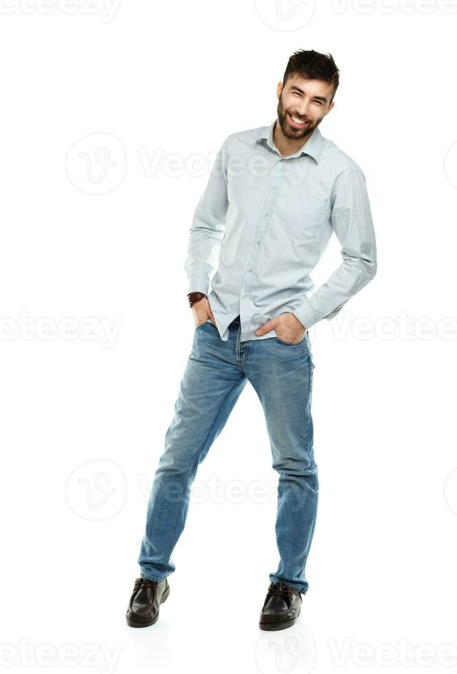 un joven barbado hombre sonriente aislado en blanco foto