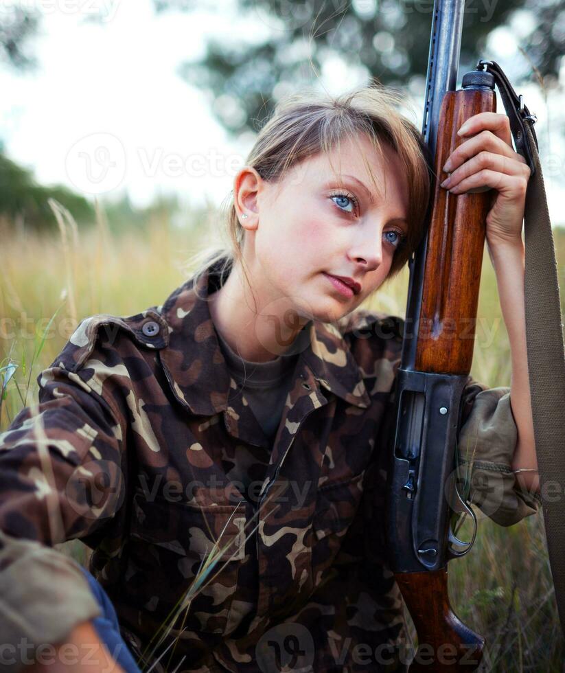 joven hermosa niña con un escopeta foto