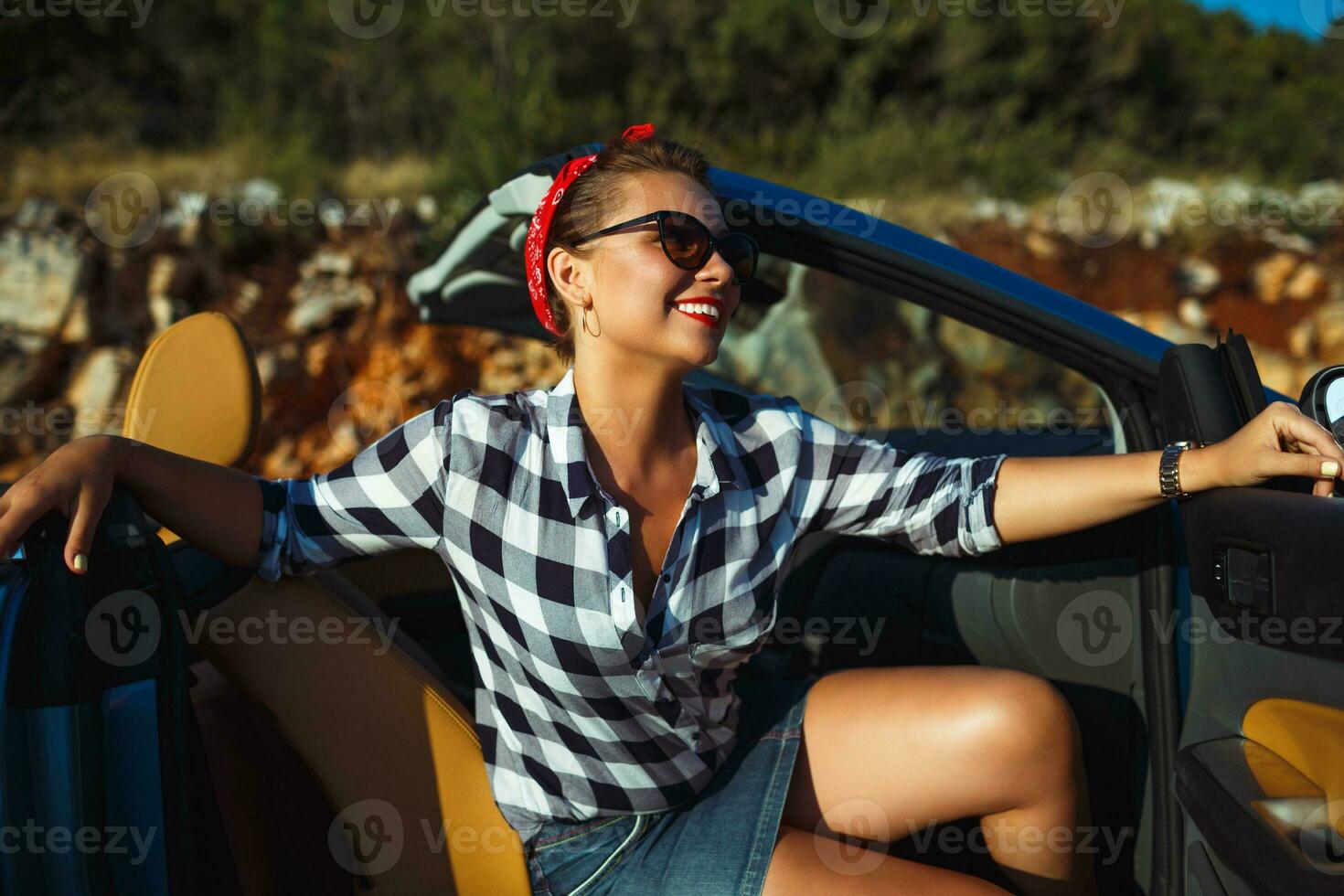 hermosa alfiler arriba mujer sentado en cabriolé, disfrutando viaje en lujo moderno coche con abierto techo foto