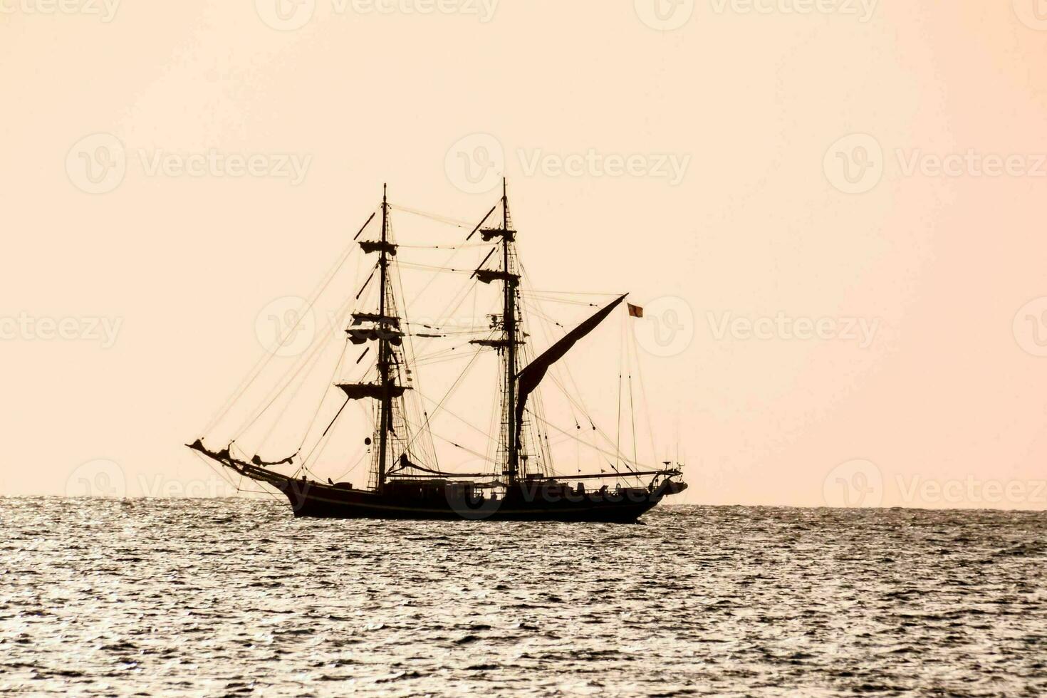 un barco en el mar foto