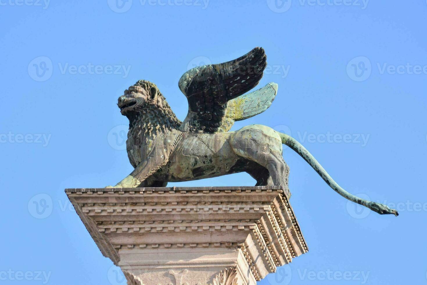 A lion sculpture photo