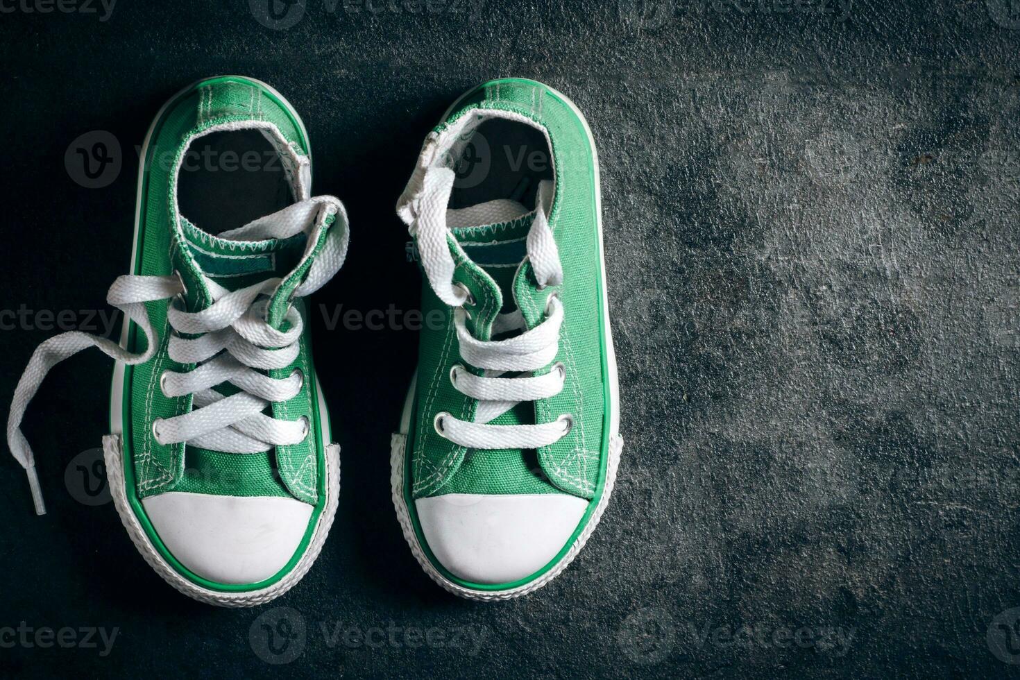 verde zapatillas en el negro antecedentes foto