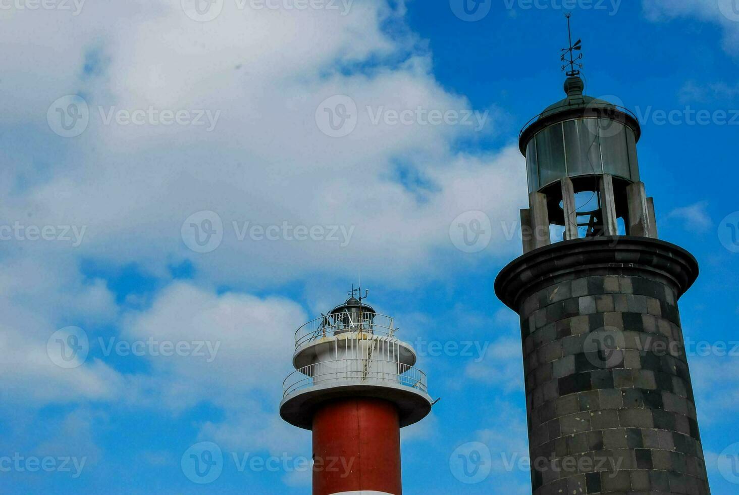 un rojo y blanco faro foto