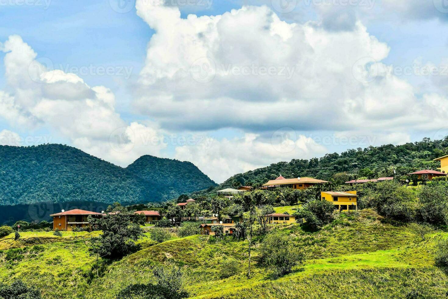 un pueblo en el montañas foto