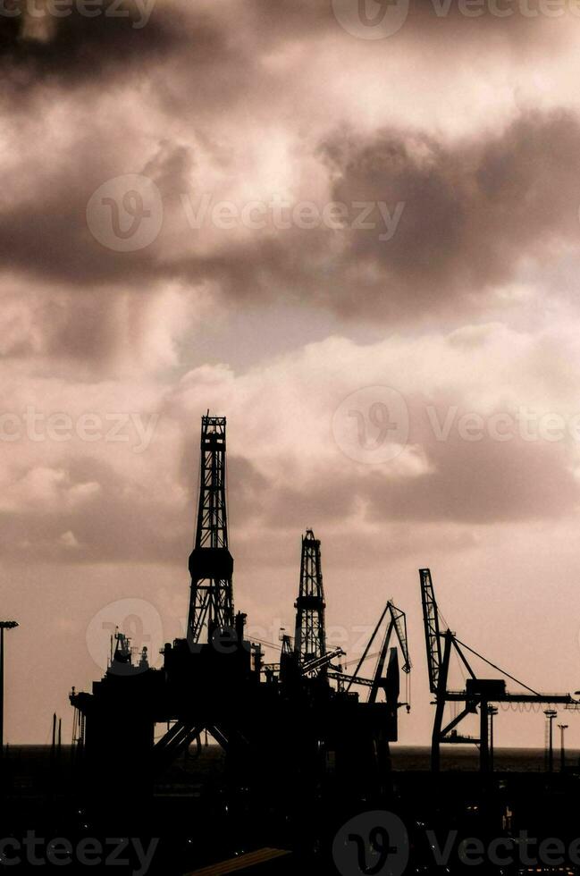 petróleo perforación plataforma silueta terminado un nublado cielo foto