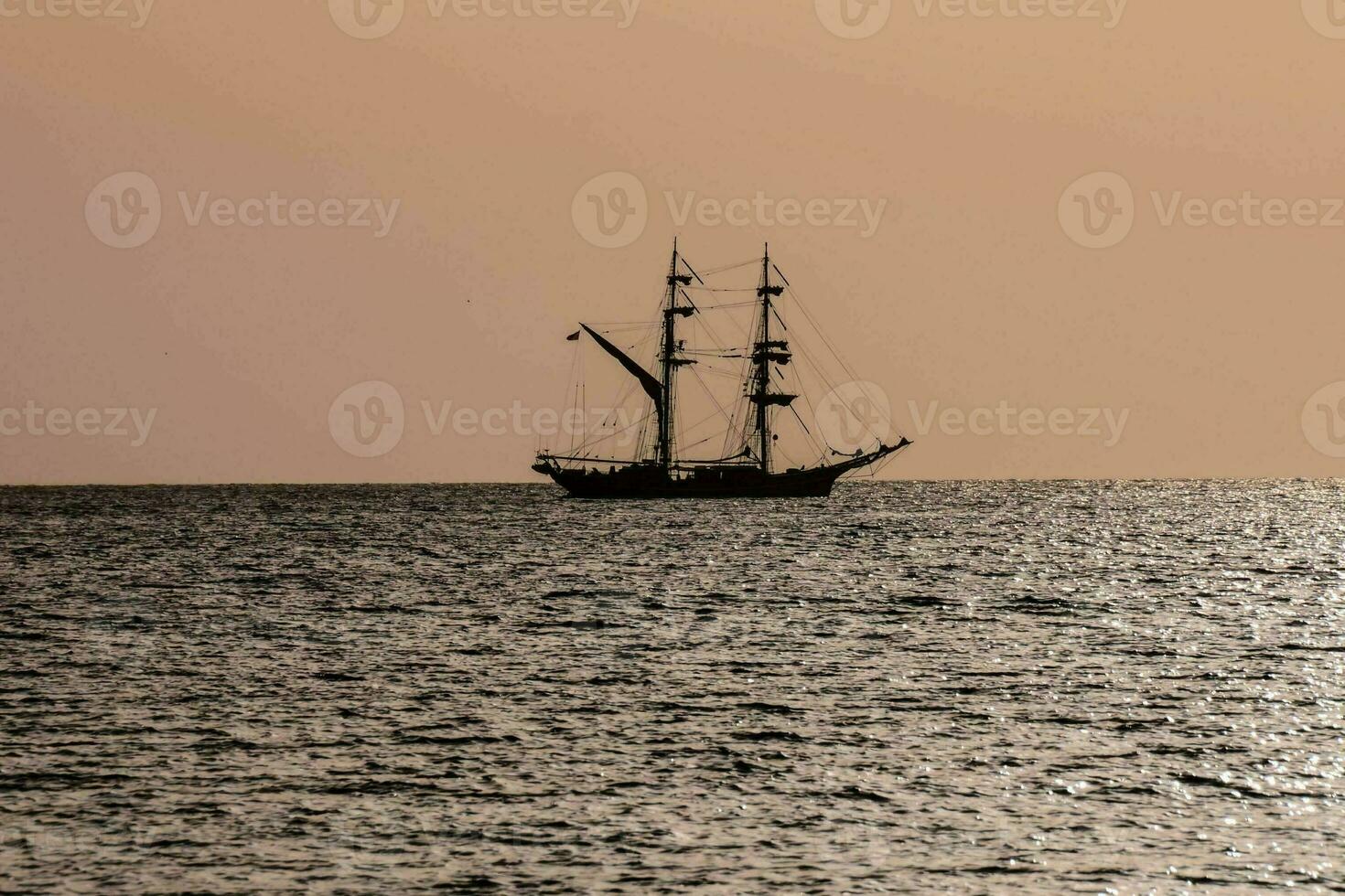 barco en el mar foto