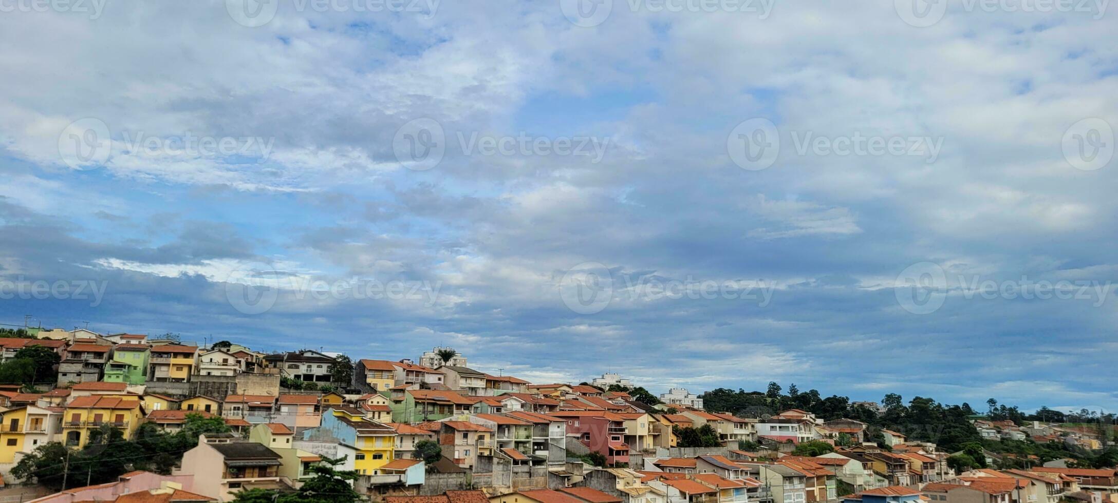 residencial barrio en un día con nublado cielo foto