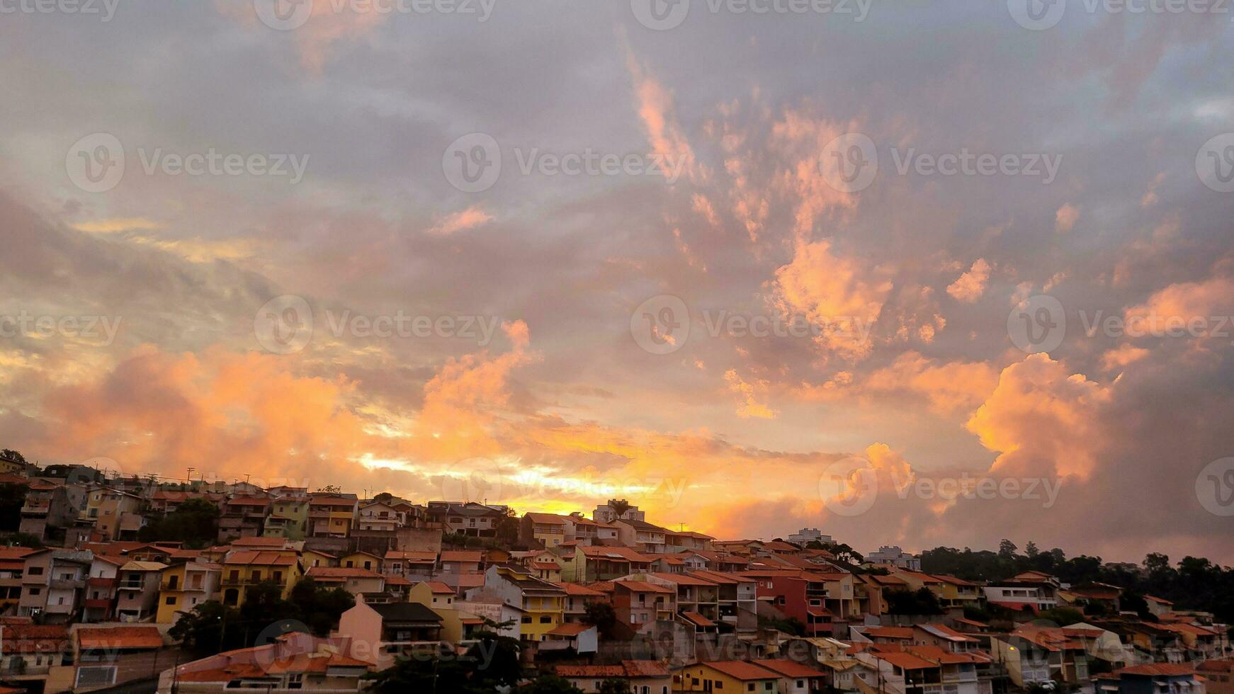 fondo de puesta de sol en la tarde en brasil foto