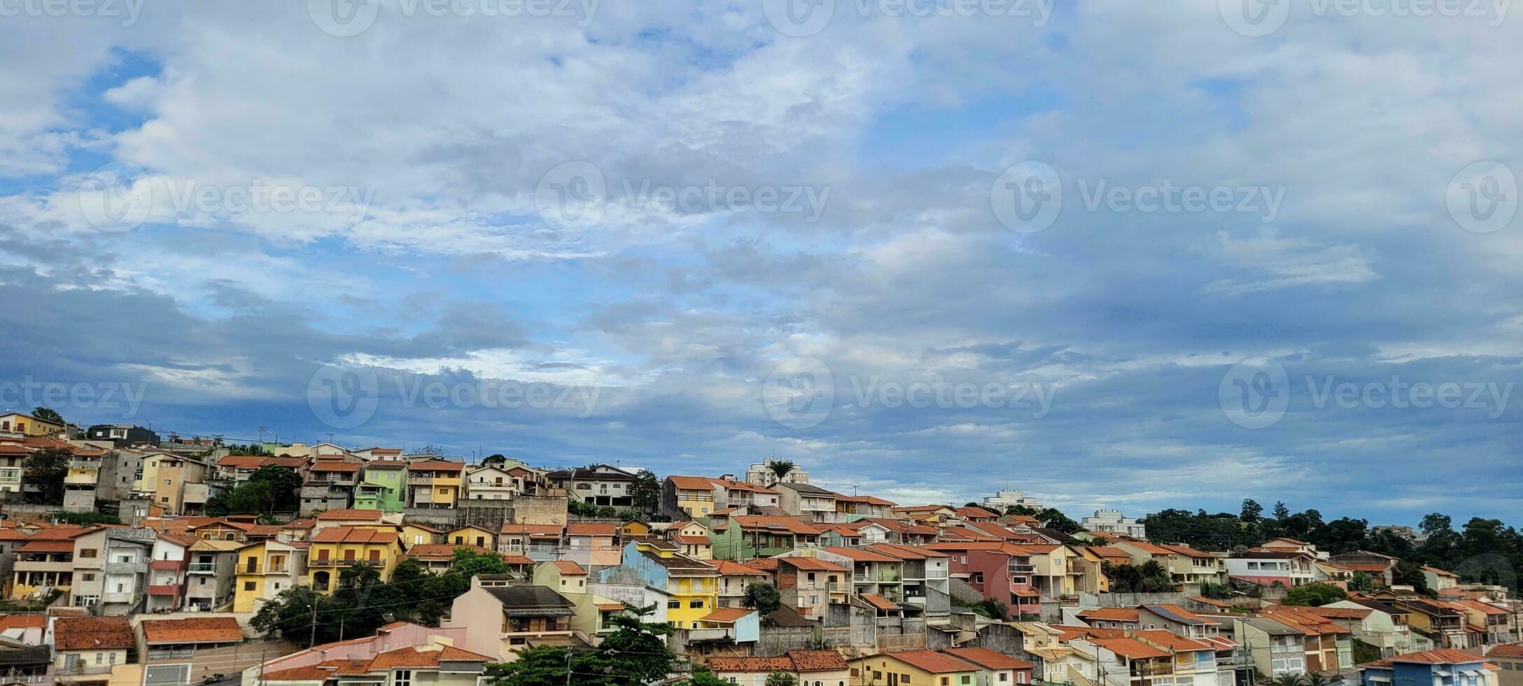 residencial barrio en un día con nublado cielo foto