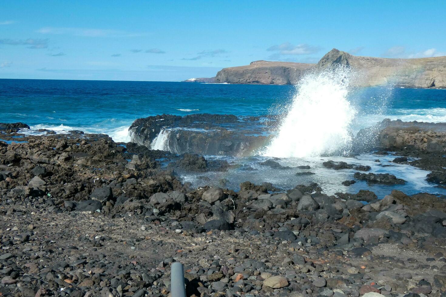 grande olas estrellarse en contra el rocas en el Oceano foto