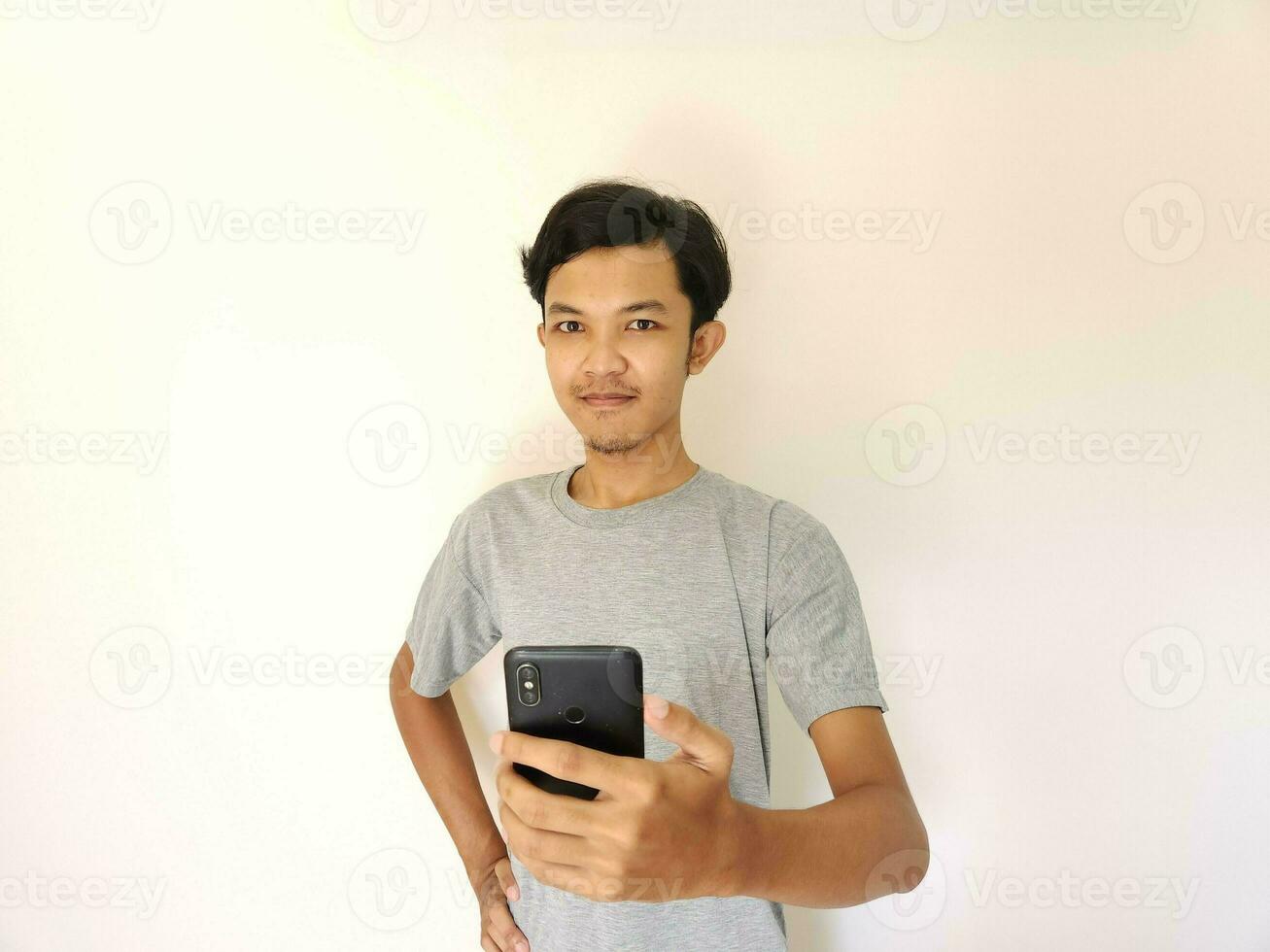 Guau y sorpresa cara asiático hombre utilizar teléfono inteligente con Copiar espacio de anuncio foto