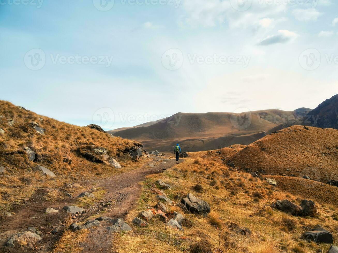 otoño trekking en sendero solo Cáucaso rocas solo trekking en el montañas. viaje fotógrafo estilo de vida, excursionismo difícil pista, aventuras concepto en otoño vacaciones. foto