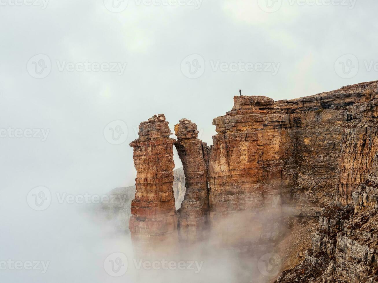 agudo rocas en el niebla. montañas en un denso niebla. místico tierras foto