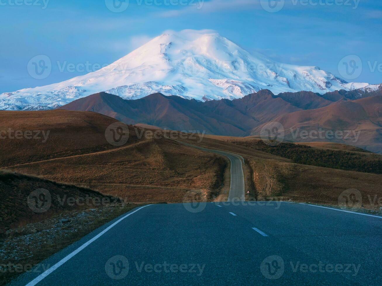 luz de la luna en elbrus montaña. Mañana paisaje con devanado hig foto