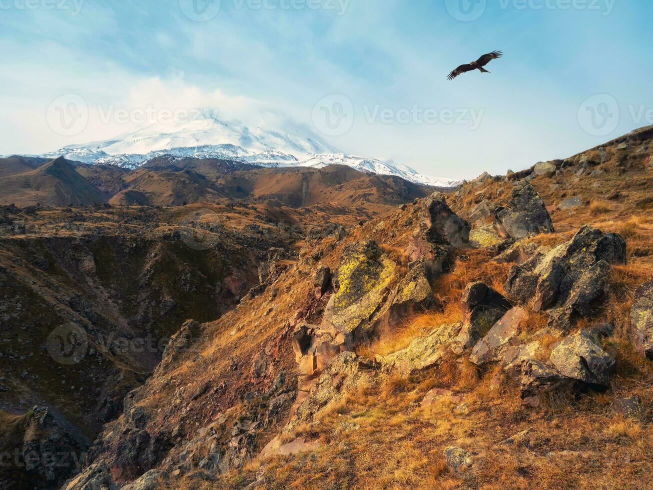 brillante blanco Nevado pico de montar elbrus encima el otoño rocoso pags foto