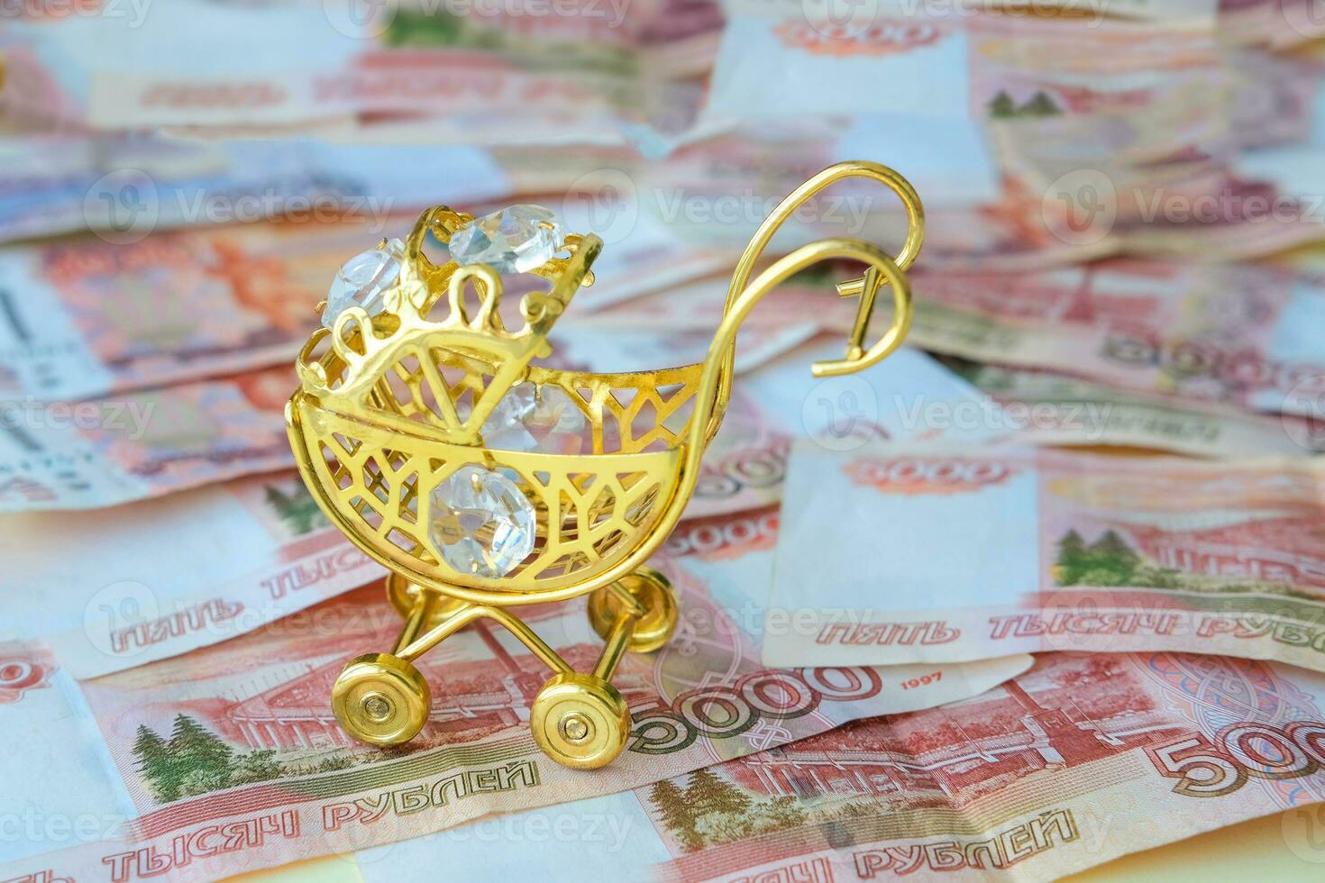 A small gold carriage on Russian money, five thousand rubles. State benefits. Payments from children. photo