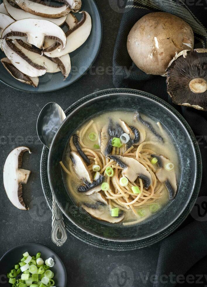 miso sopa con hongos foto