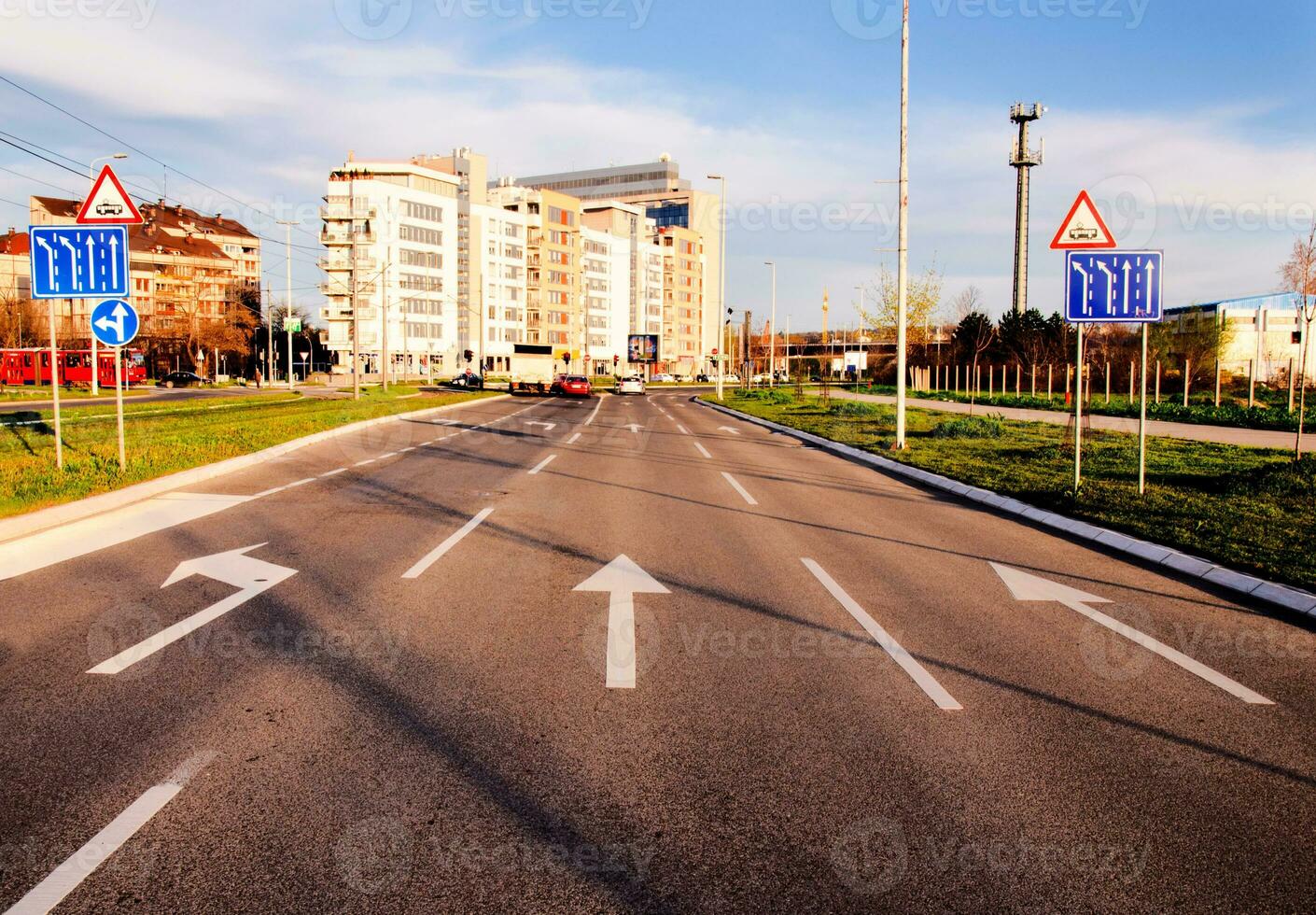 la carretera flechas señales foto