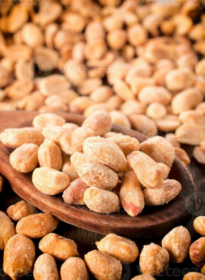 Rosted salted peanuts photo