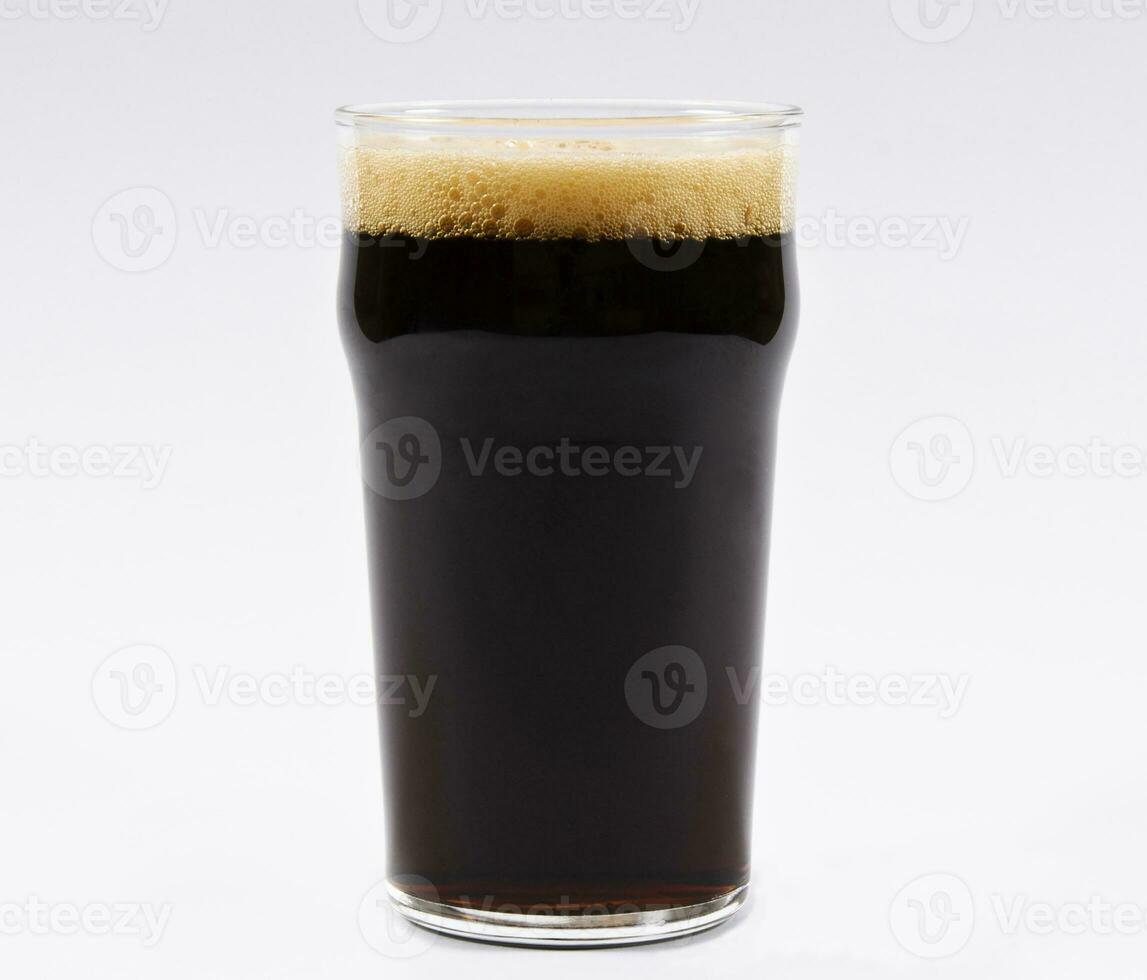 oscuro cerveza aislado foto