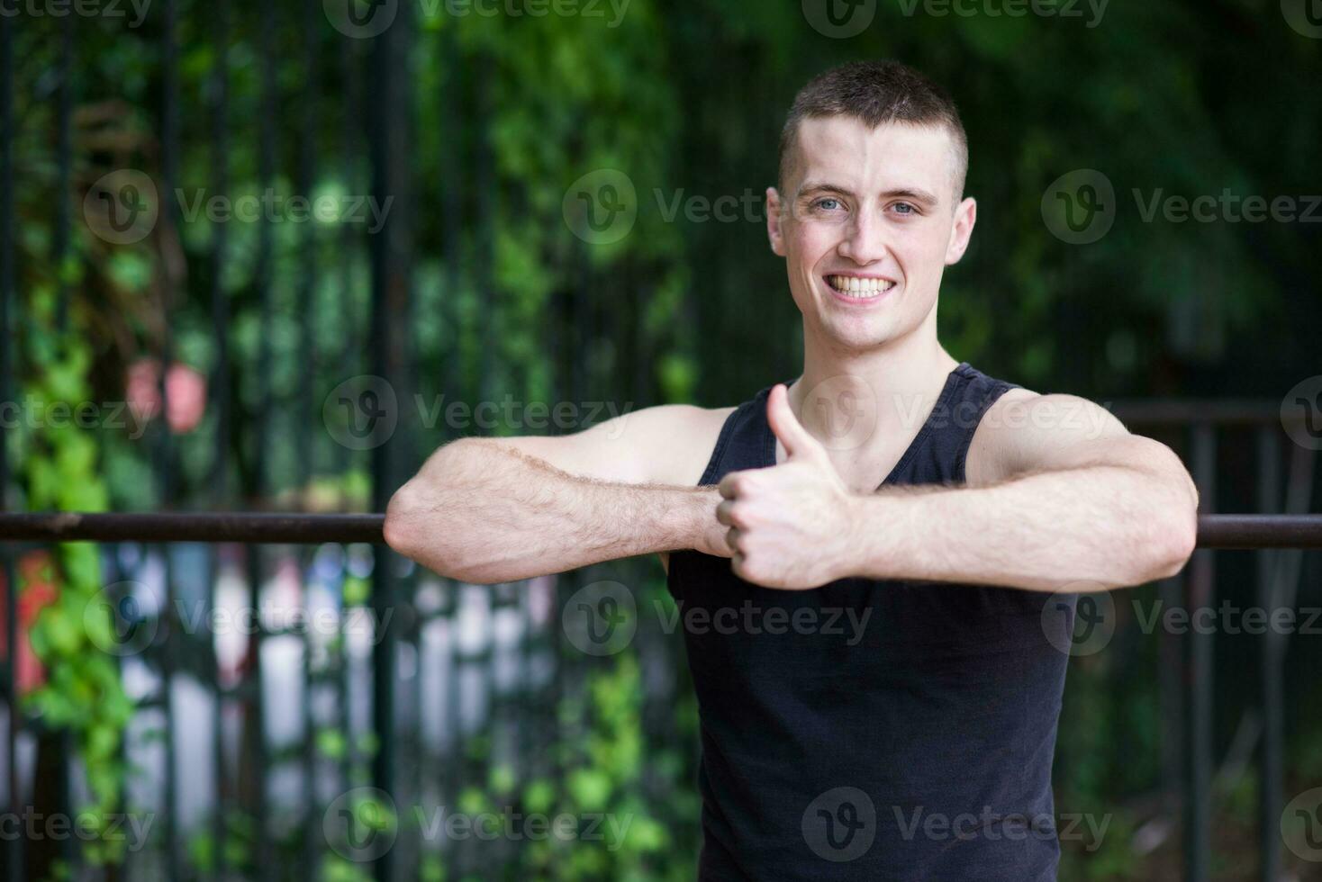 atlético hombre haciendo ejercicio con bar foto