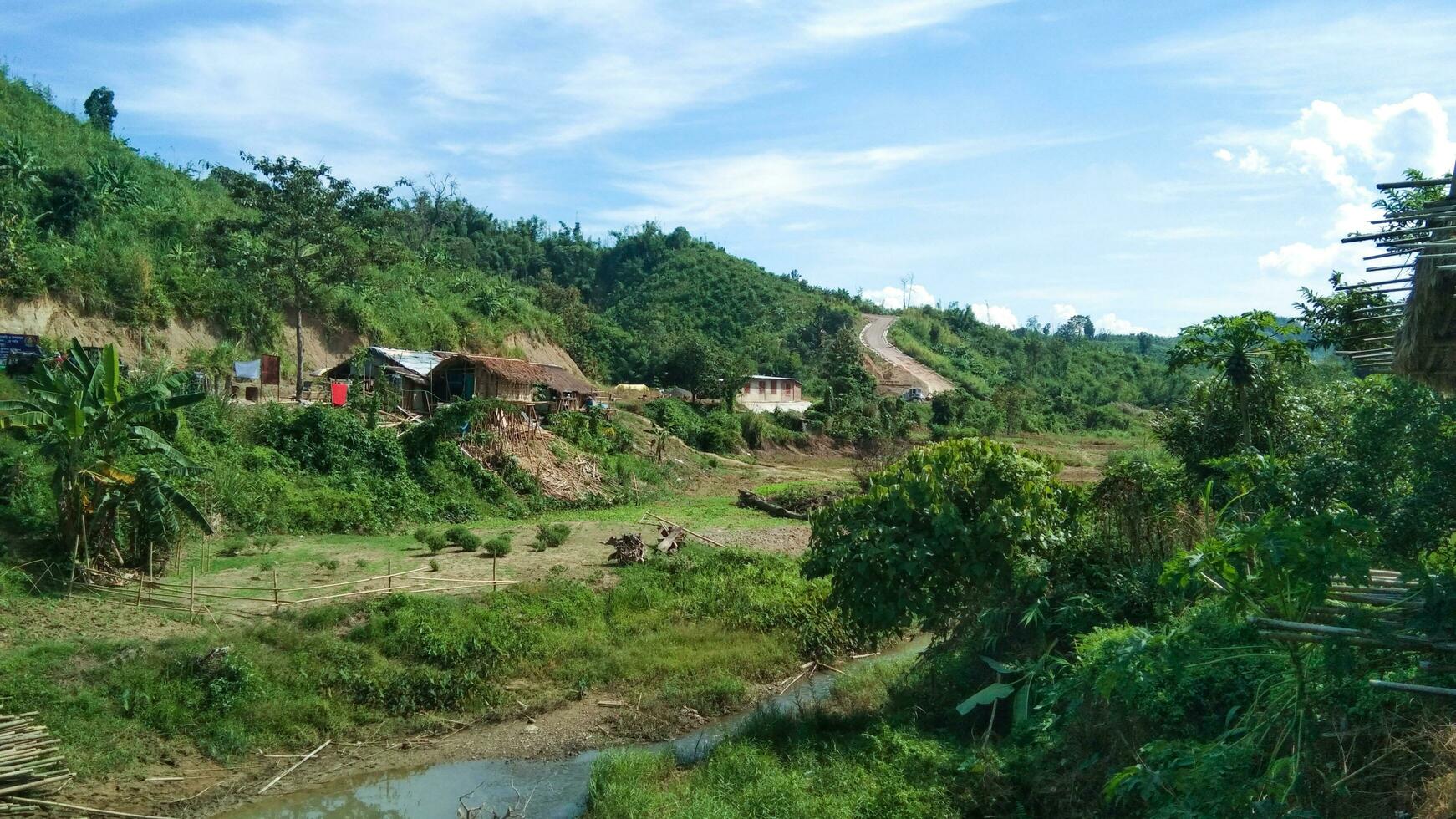 un pueblo en el montaña lado foto