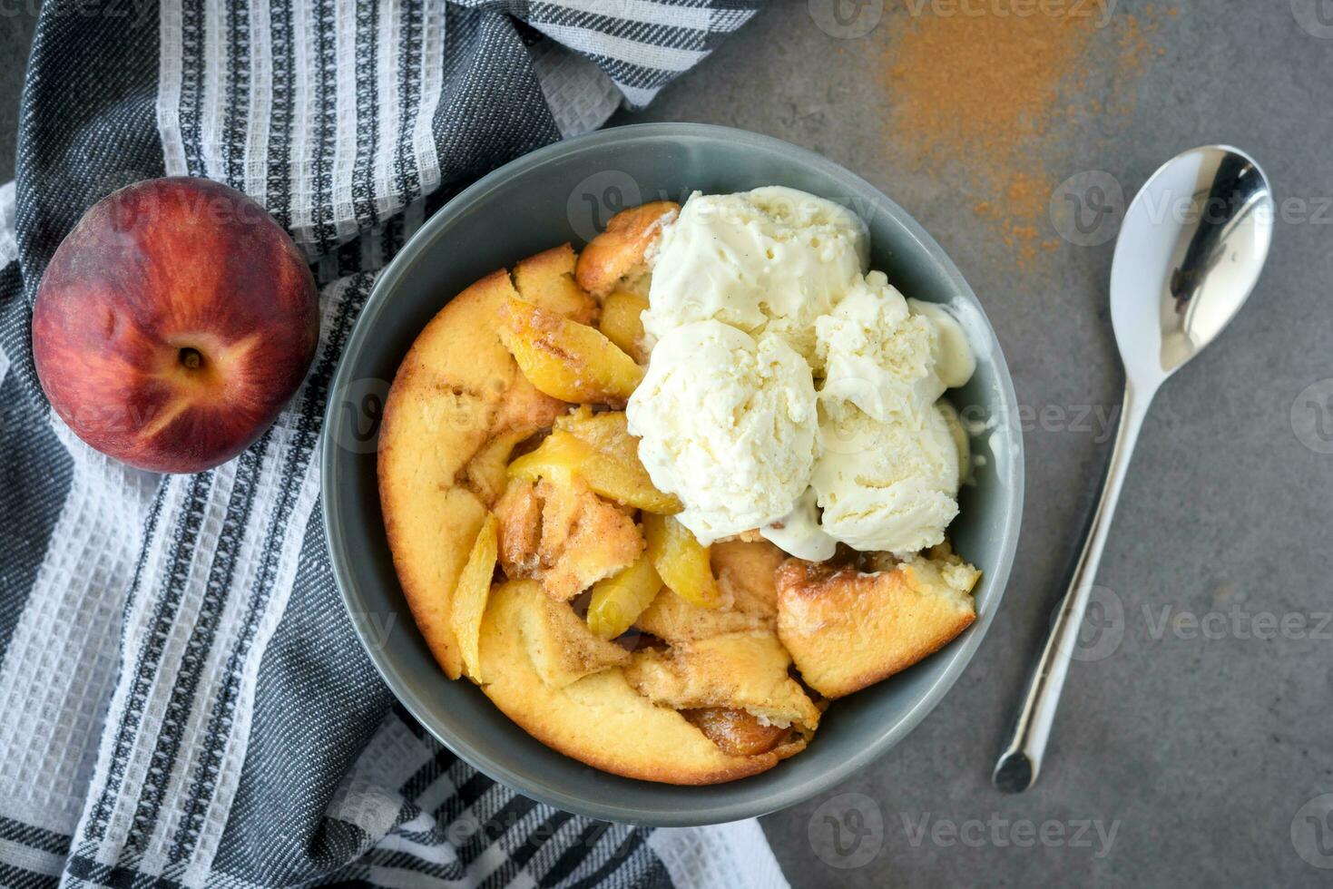 Peach cobbler recipe 23310588 Stock Photo at Vecteezy