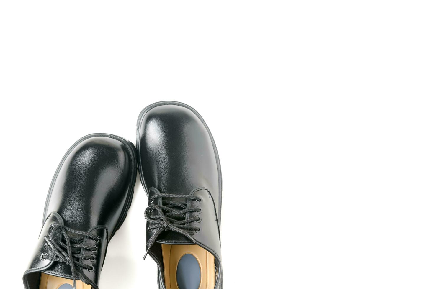 nuevo cuero estudiante Zapatos aislado en blanco foto