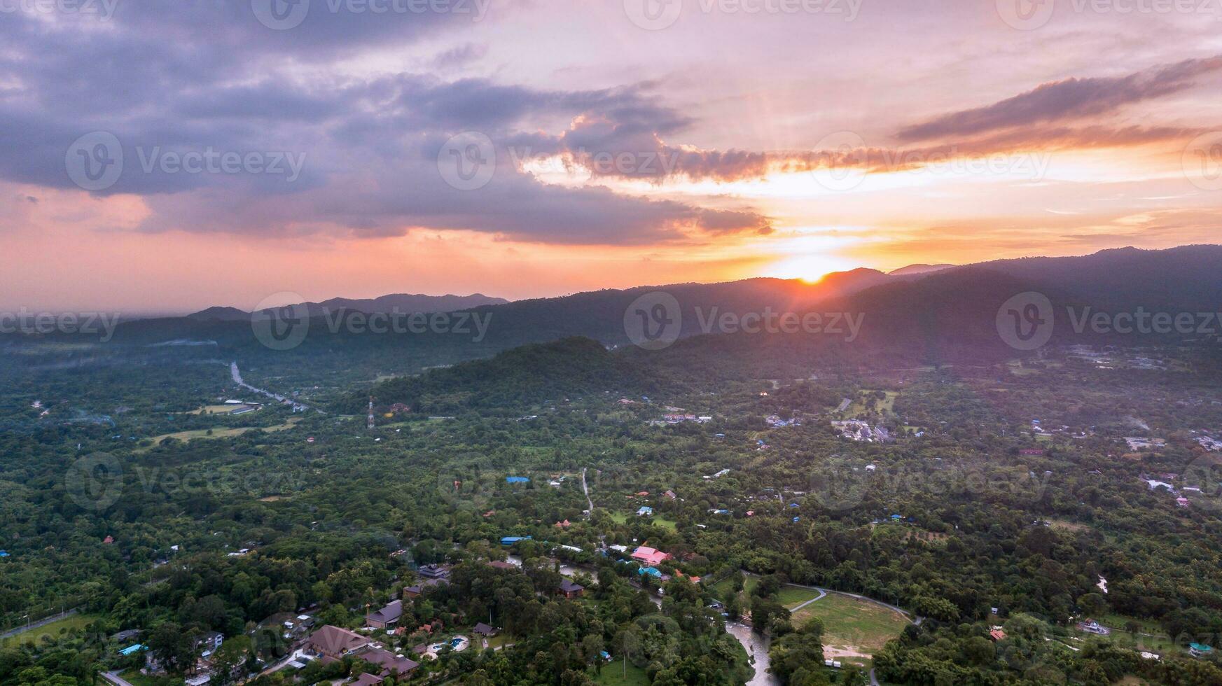 hermosa de puesta de sol a montaña y paisaje de nakhonnayok foto