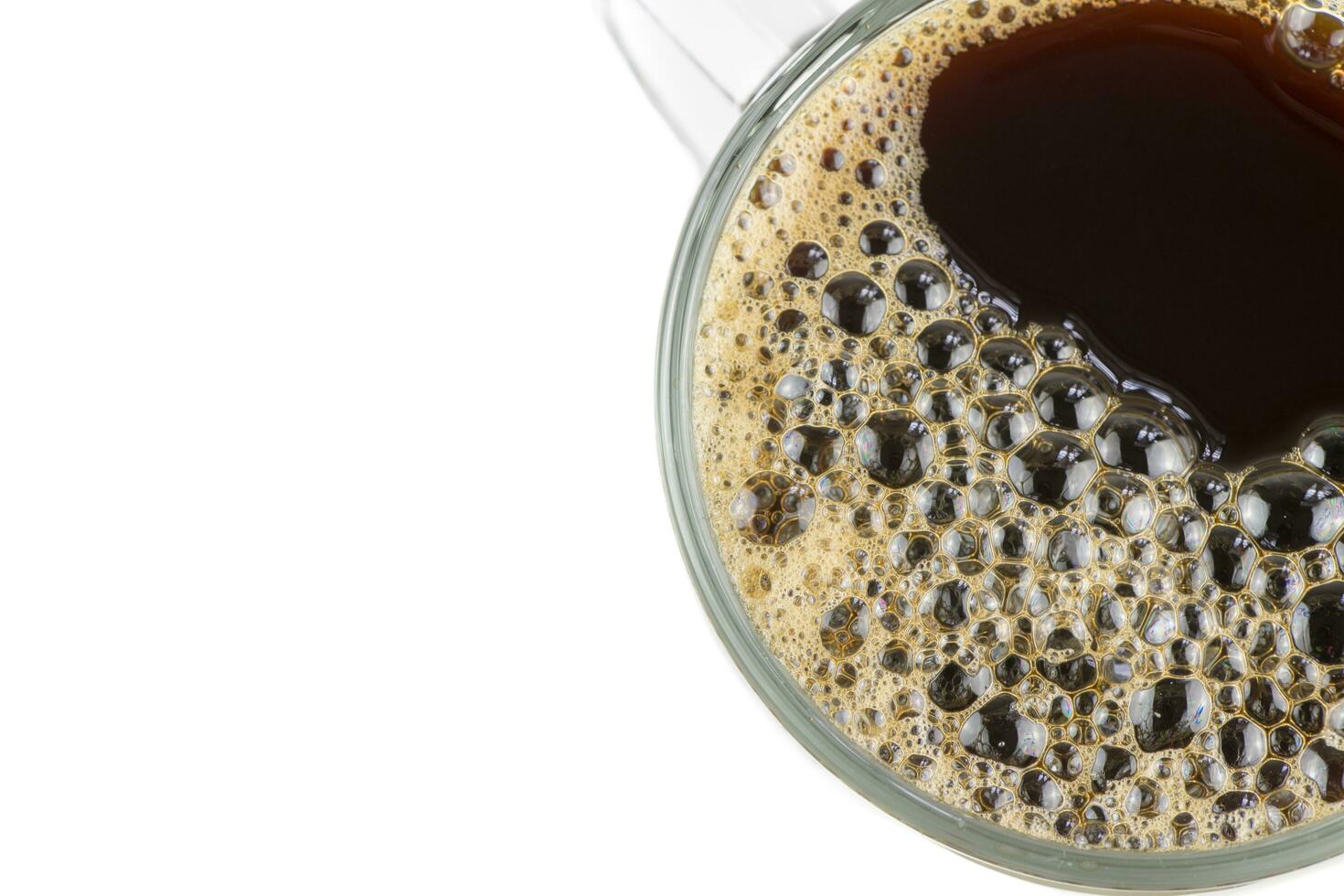 cerrado arriba de taza de negro café con burbuja foto