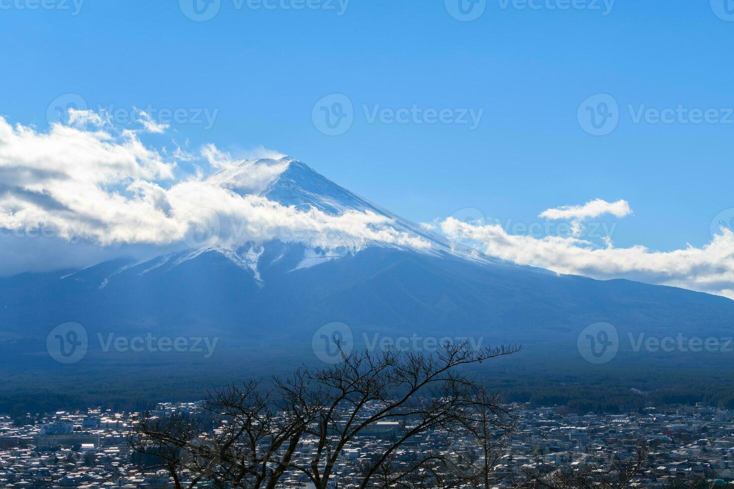 fuji montaña a fujiyoshida ciudad foto