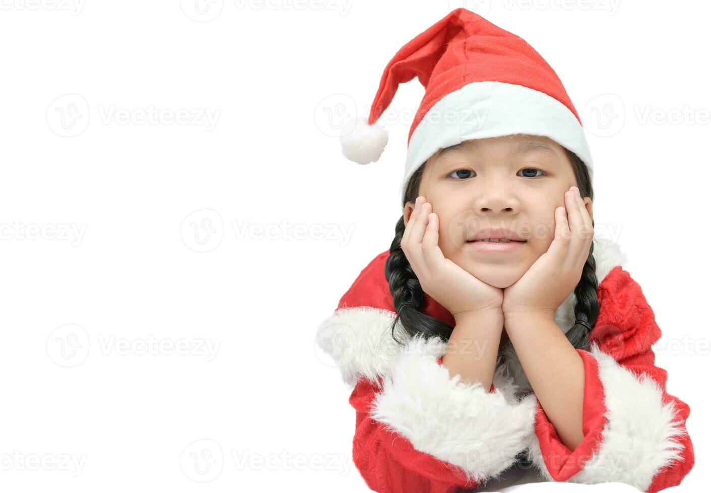 linda pequeño asiático niña en rojo Papa Noel sombrero aislado foto