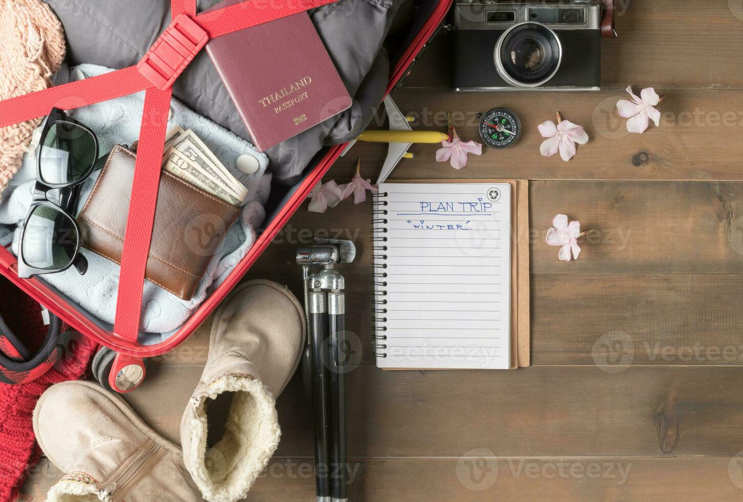 plan viaje en cuaderno y preparar accesorios y viaje artículos para invierno foto