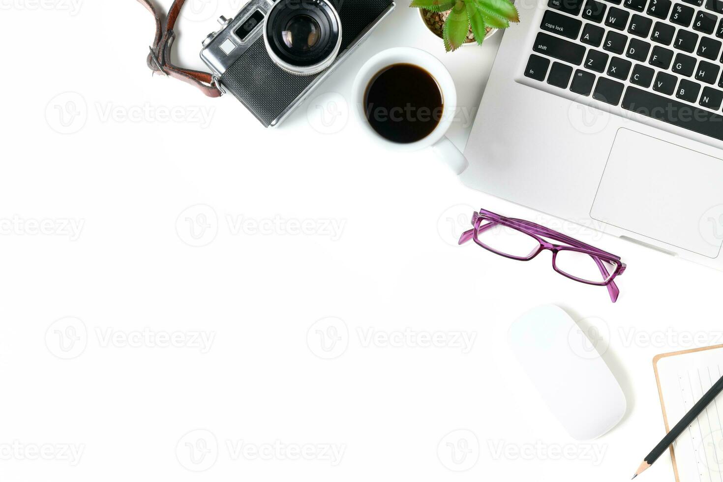 blanco oficina escritorio mesa con ordenador portátil computadora y Clásico cámara foto